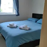 New Town Retreat By Leath Walk- Free Parking