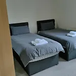 New Town Retreat By Leath Walk- Free Parking